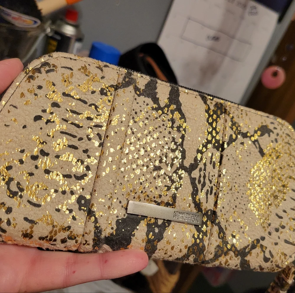 Kenneth Cole Reaction zippered waller gorgeous wallet-multi color - Picture 5 of 11